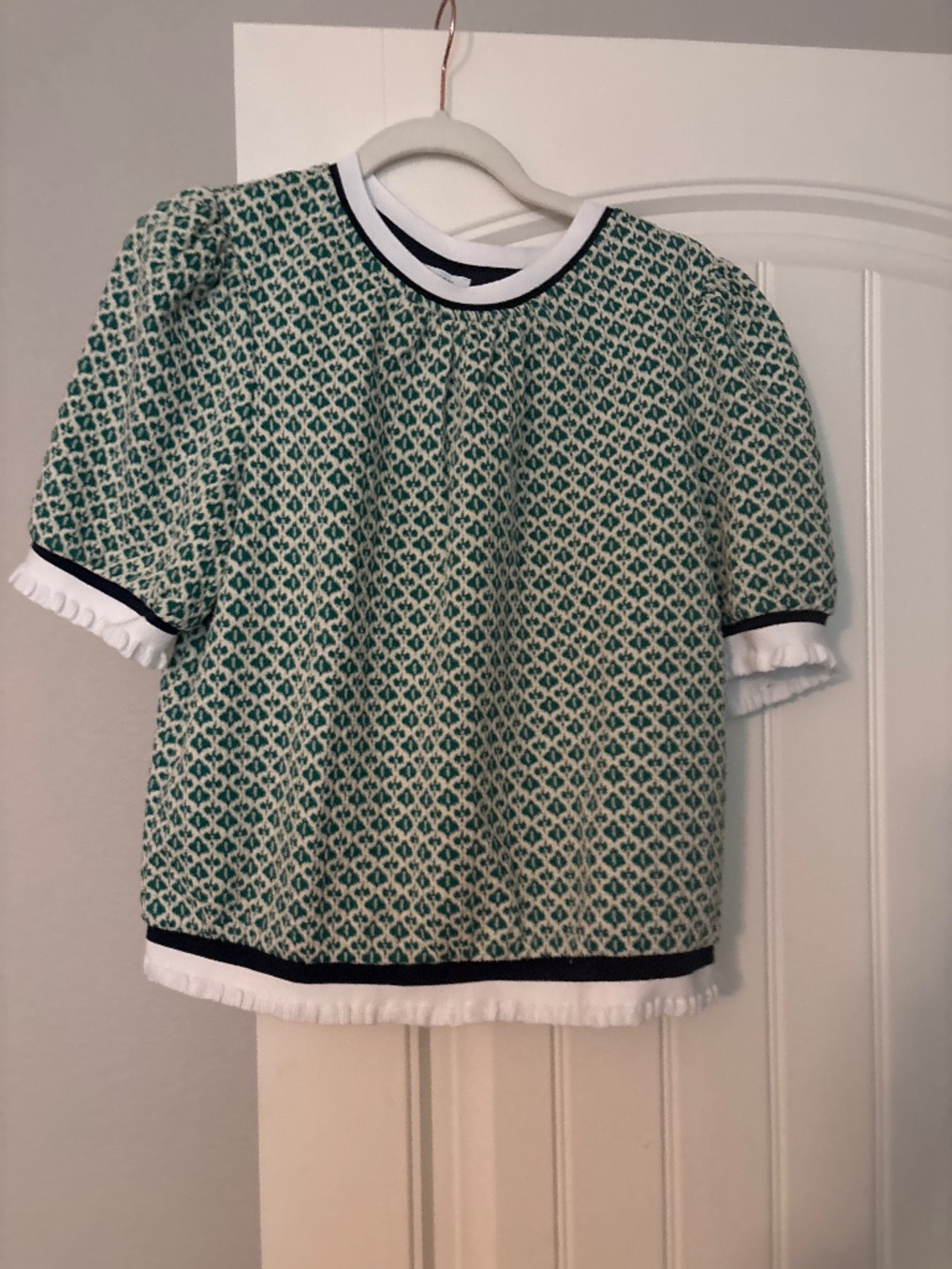 Voy short sleeve sweater size large.